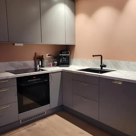 Cozy House With Private Garden דירה